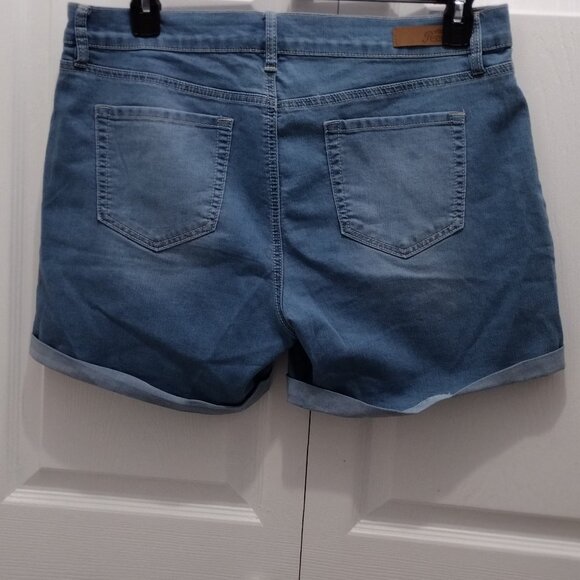 Royalty For Me Embroidered Denim Shorts Women’s Size 14 Blue Stretch Floral Casu - Picture 9 of 10